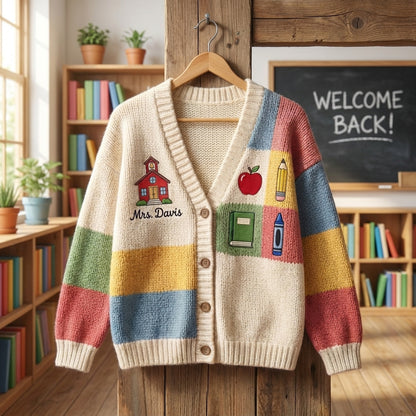 Cardigan pull personnalisé pour enseignant(e), Cardigan tricoté avec nom d'enseignant(e) personnalisé, Cadeau d'enseignant(e) pour la rentrée scolaire, Joli vêtement de classe. Chemise d'enseignant(e)