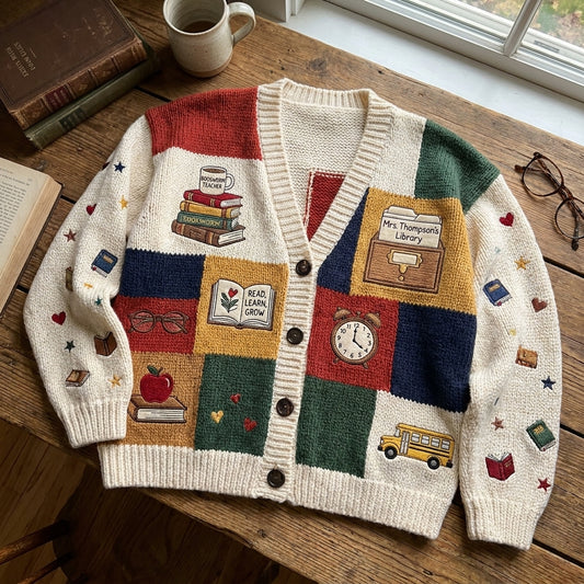 Cardigan pull personnalisé pour enseignant(e), Cardigan tricoté avec nom d'enseignant(e) personnalisé, Cadeau d'enseignant(e) pour la rentrée scolaire, Joli vêtement de classe. Chemise d'enseignant(e)