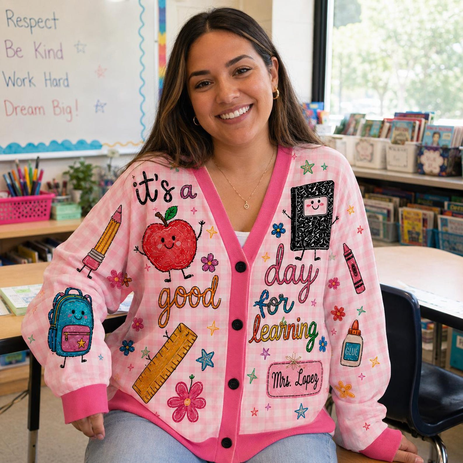 Cardigan pull personnalisé pour enseignant(e), Cardigan tricoté avec nom d'enseignant(e) personnalisé, Cadeau d'enseignant(e) pour la rentrée scolaire, Joli vêtement de classe. Chemise d'enseignant(e)