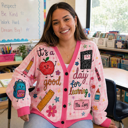 Cardigan pull personnalisé pour enseignant(e), Cardigan tricoté avec nom d'enseignant(e) personnalisé, Cadeau d'enseignant(e) pour la rentrée scolaire, Joli vêtement de classe. Chemise d'enseignant(e)