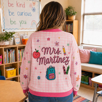 Cardigan pull personnalisé pour enseignant(e), Cardigan tricoté avec nom d'enseignant(e) personnalisé, Cadeau d'enseignant(e) pour la rentrée scolaire, Joli vêtement de classe. Chemise d'enseignant(e)