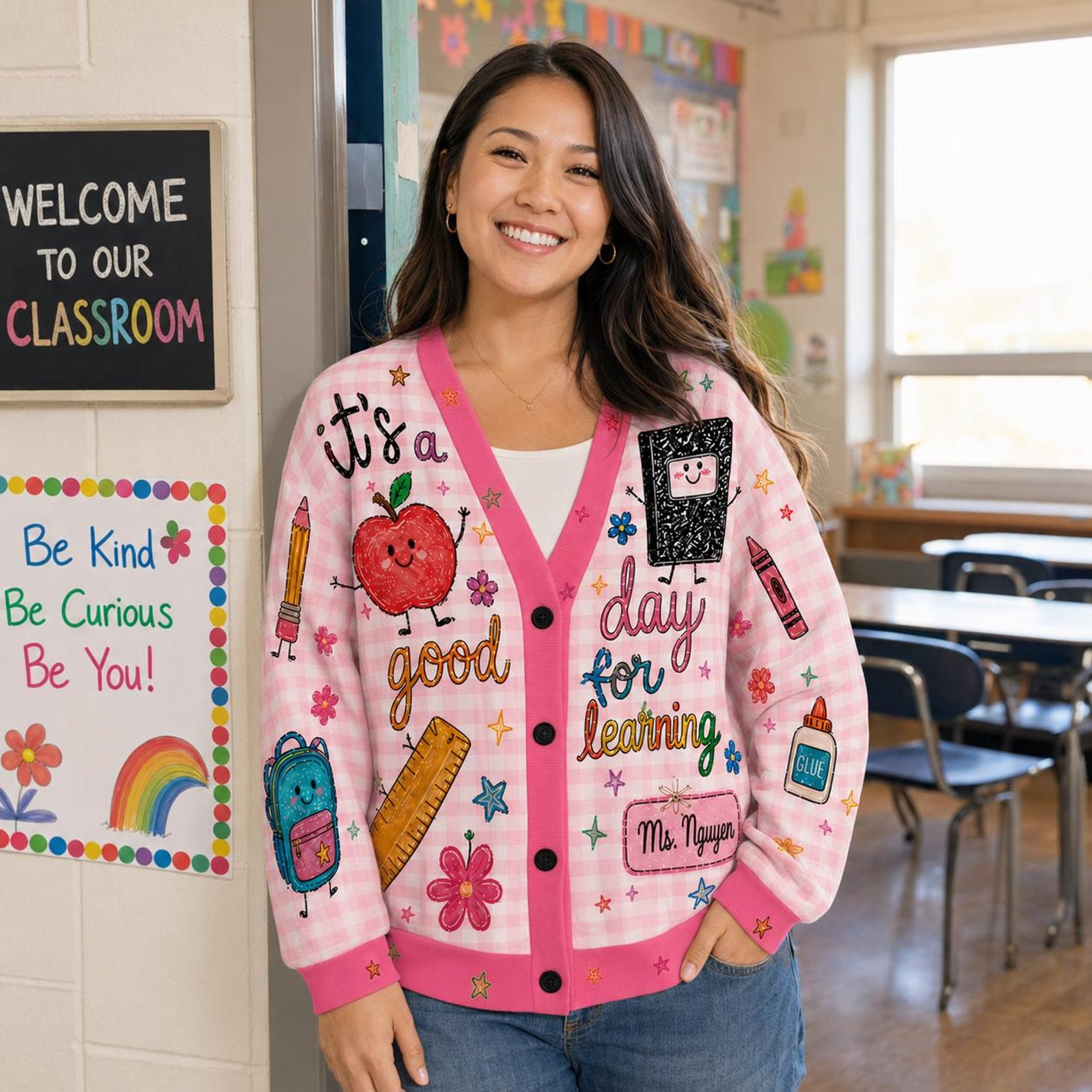 Cardigan pull personnalisé pour enseignant(e), Cardigan tricoté avec nom d'enseignant(e) personnalisé, Cadeau d'enseignant(e) pour la rentrée scolaire, Joli vêtement de classe. Chemise d'enseignant(e)