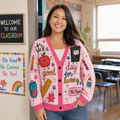 Cardigan pull personnalisé pour enseignant(e), Cardigan tricoté avec nom d'enseignant(e) personnalisé, Cadeau d'enseignant(e) pour la rentrée scolaire, Joli vêtement de classe. Chemise d'enseignant(e)