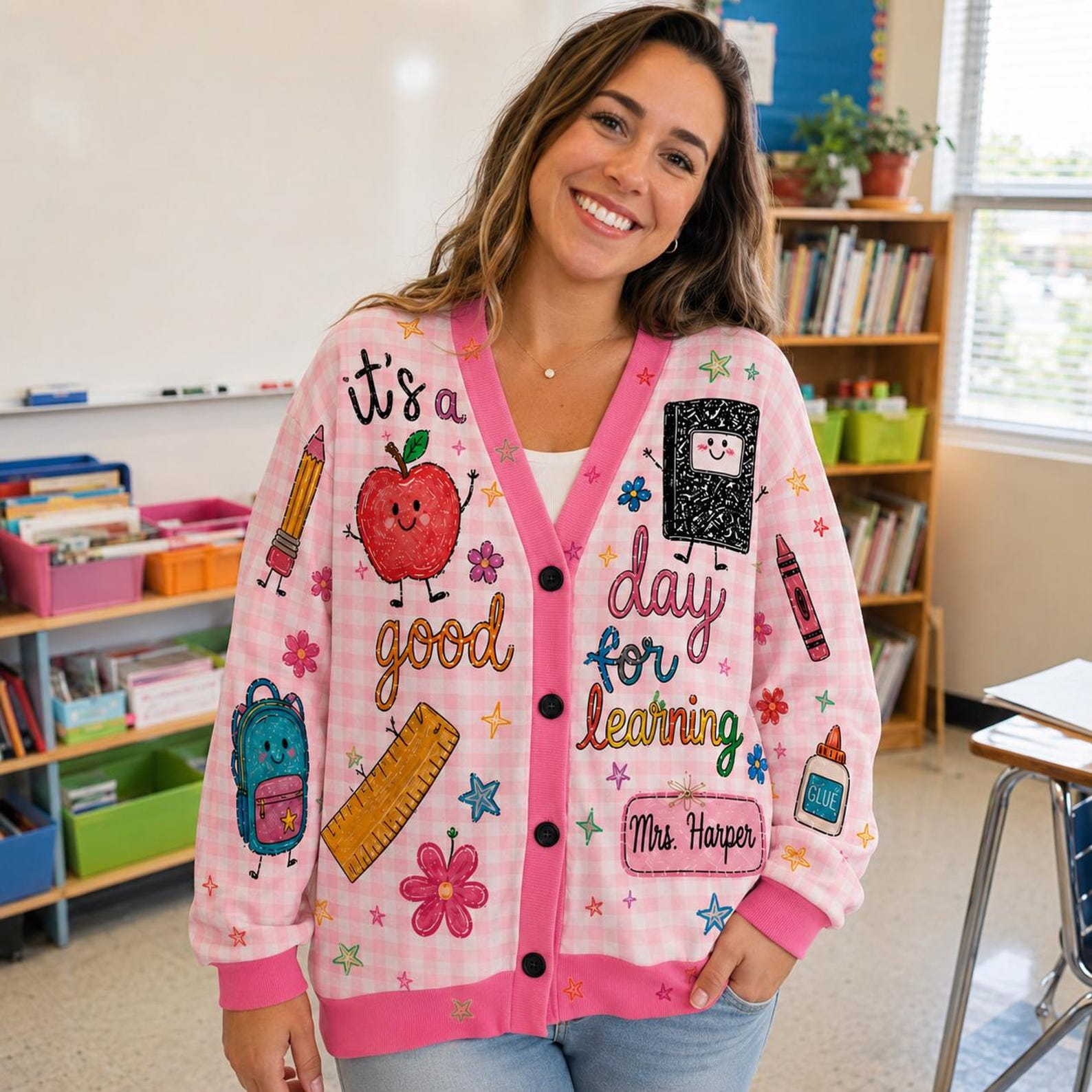 Cardigan pull personnalisé pour enseignant(e), Cardigan tricoté avec nom d'enseignant(e) personnalisé, Cadeau d'enseignant(e) pour la rentrée scolaire, Joli vêtement de classe. Chemise d'enseignant(e)
