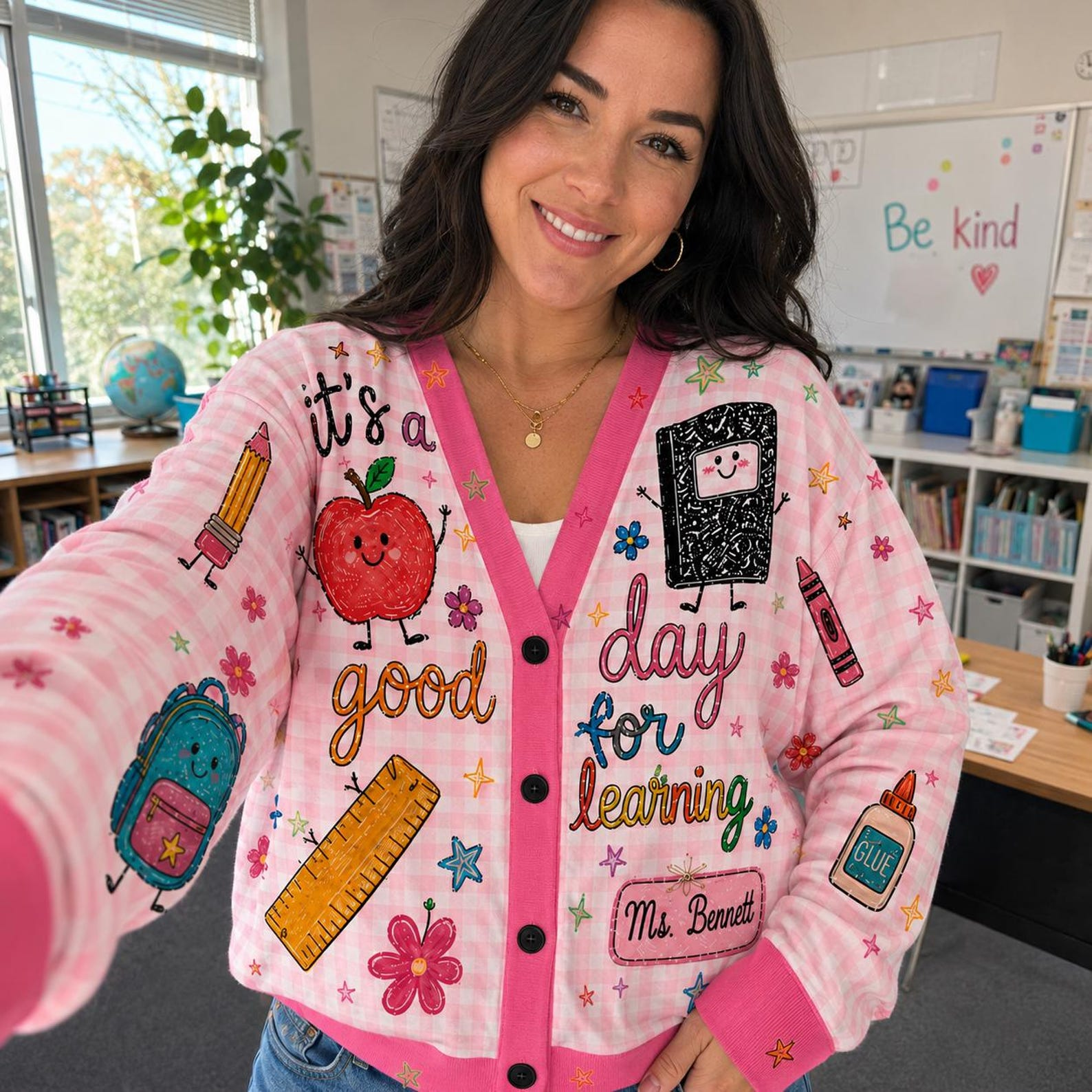 Cardigan pull personnalisé pour enseignant(e), Cardigan tricoté avec nom d'enseignant(e) personnalisé, Cadeau d'enseignant(e) pour la rentrée scolaire, Joli vêtement de classe. Chemise d'enseignant(e)