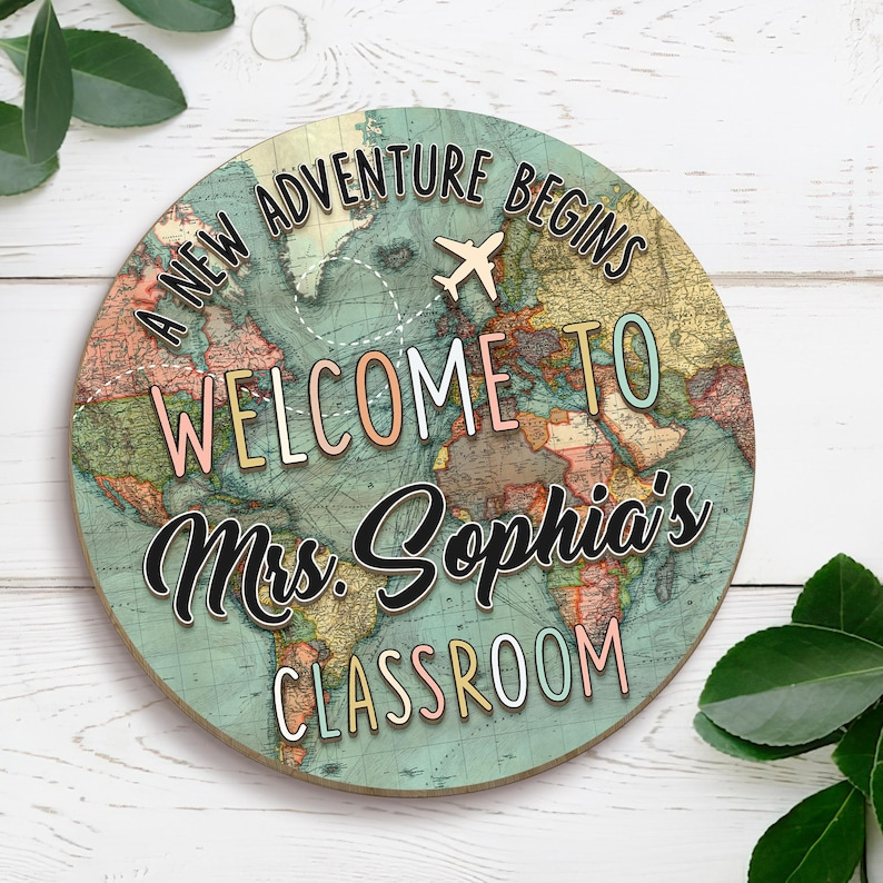 Panneau de porte de classe de bienvenue personnalisé, panneau de classe sur le thème de l'aventure de la carte du monde, cadeau de rentrée scolaire, cadeaux pour l'enseignant, panneaux de bienvenue