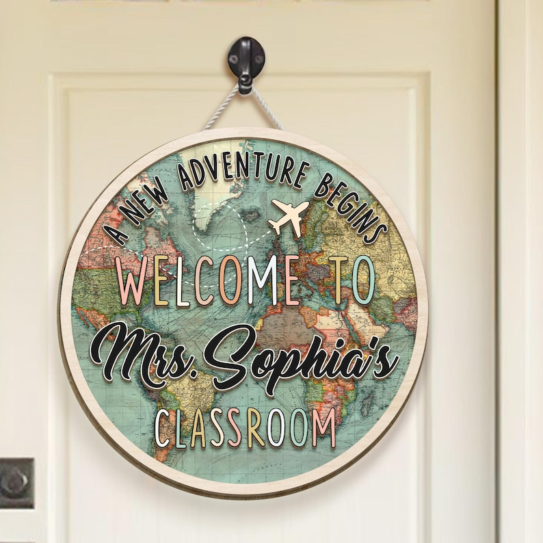 Panneau de porte de classe de bienvenue personnalisé, panneau de classe sur le thème de l'aventure de la carte du monde, cadeau de rentrée scolaire, cadeaux pour l'enseignant, panneaux de bienvenue