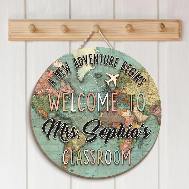 Panneau de porte de classe de bienvenue personnalisé, panneau de classe sur le thème de l'aventure de la carte du monde, cadeau de rentrée scolaire, cadeaux pour l'enseignant, panneaux de bienvenue